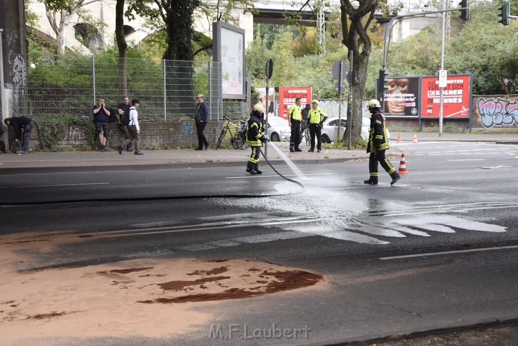 LKW blieb unter Bruecke haengen Koeln Ehrenfeld Innere Kanalstr Hornstr P385.JPG - Miklos Laubert